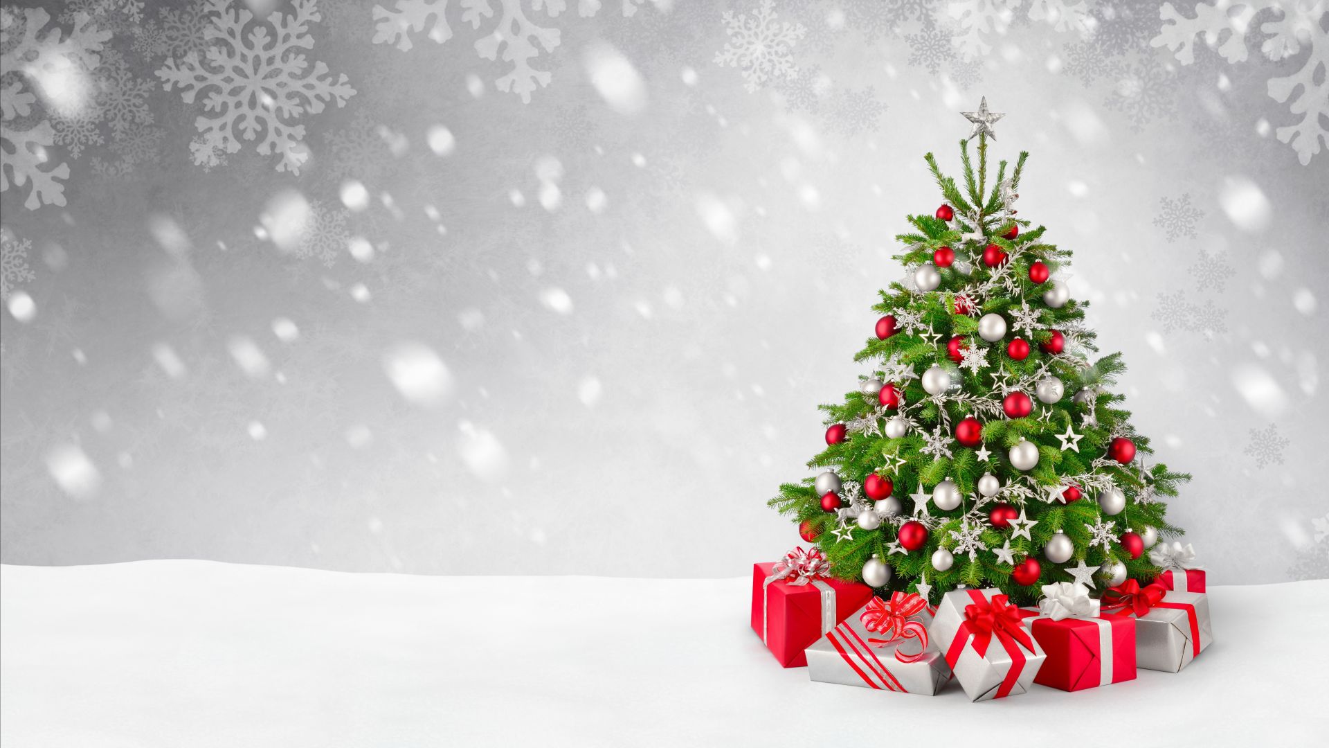 Versierde kerstboom met kerstcadeaus